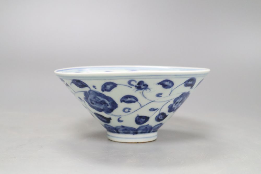 A Chinese blue and white bowl, diameter 15cm